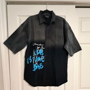 Unsigned Black & Charcoal Short-Sleeve Button-Up Shirt with Blue Graphic